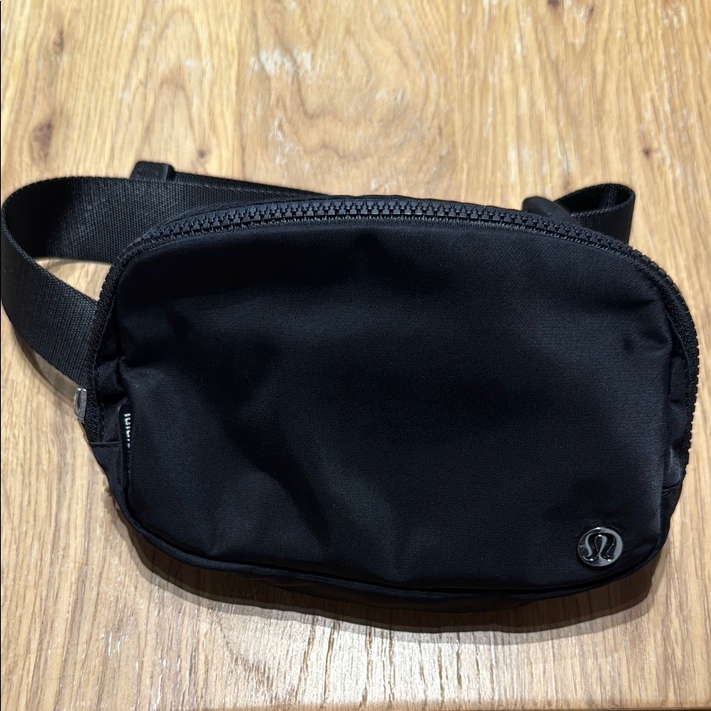 like new lululemon athletica belt bag
